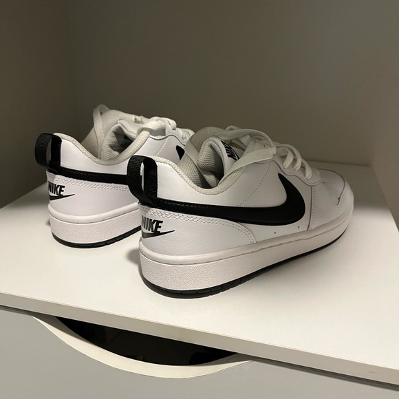 Nike Black and White - Picture 2 of 5